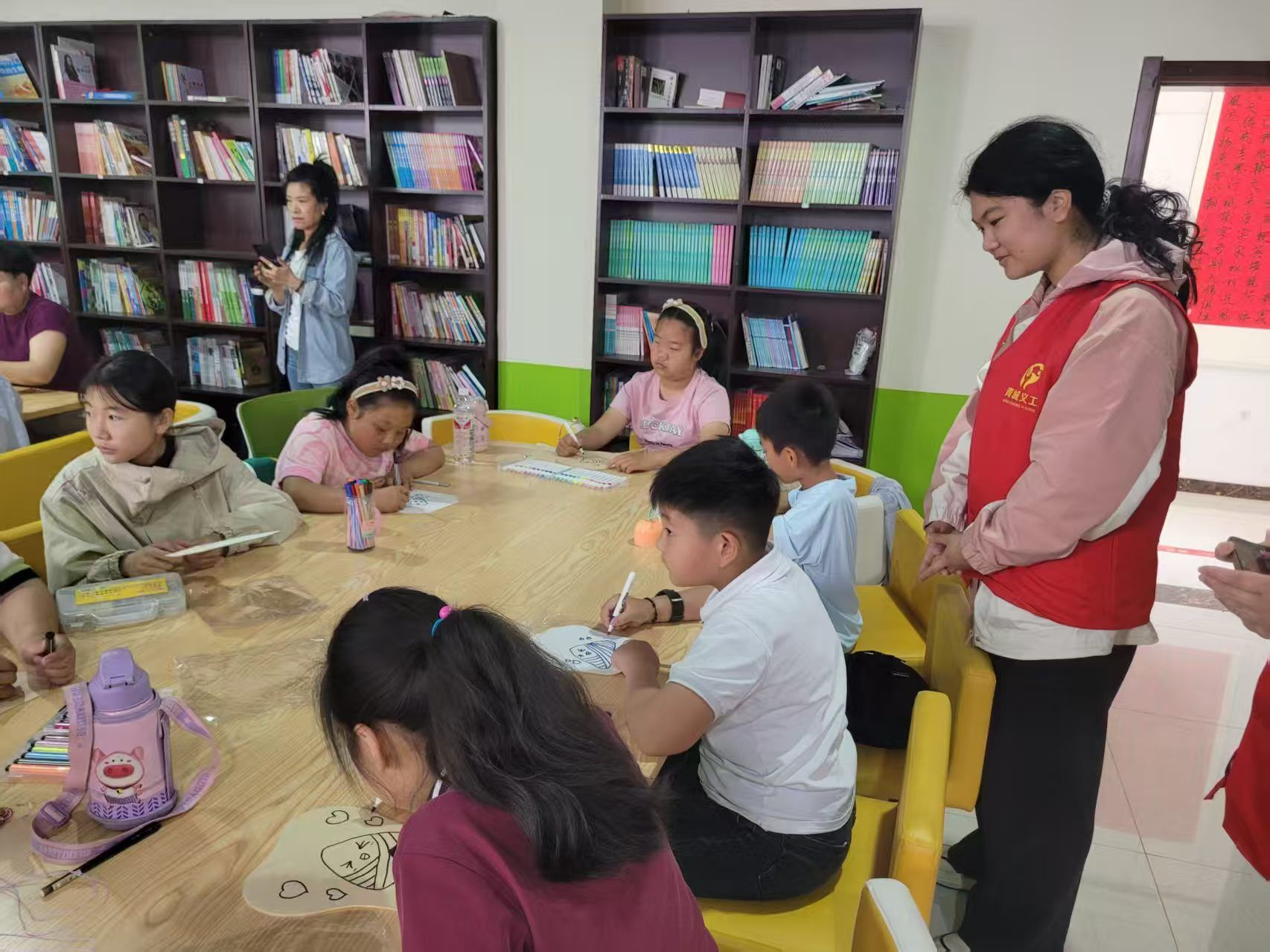 “粽情端午，画扇传爱” ——自慰视频
2022级社会工作专业实习生协助 青州市益都街道社会工作服务站开展端午节活动