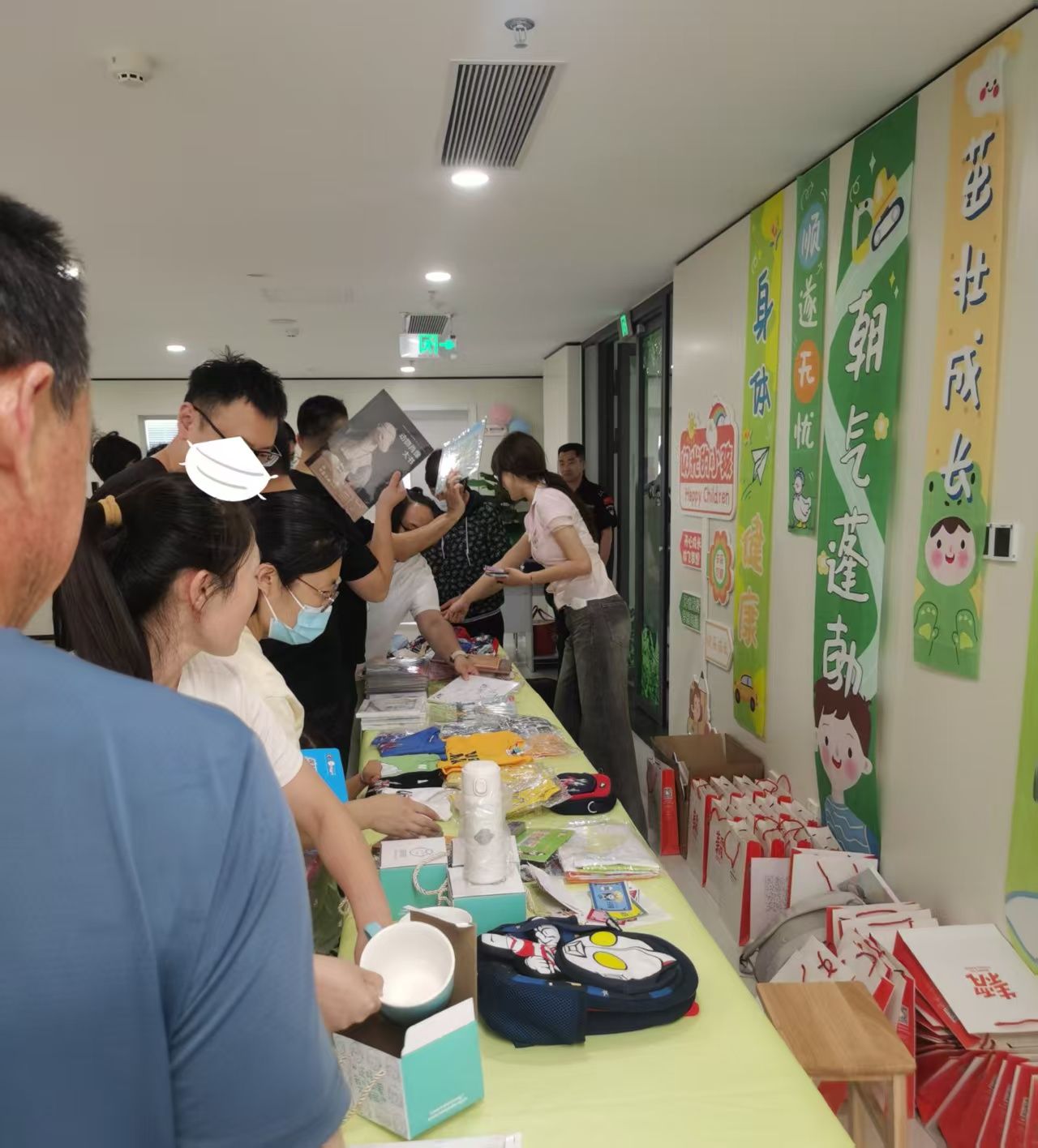 “罕熊六一市集”：——自慰视频
社工实习生携手北京病痛挑战基金会与济南妇幼保健院共同举办六一儿童节主题活动